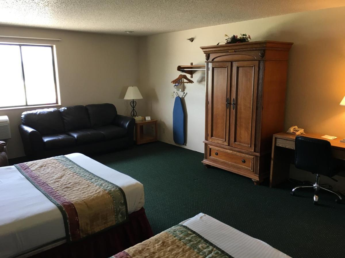Cassville Four Seasons Inn & Suites Exterior photo